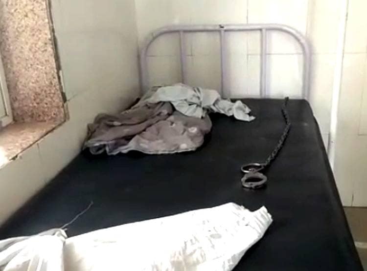 हथकड़ी में से हाथ निकालकर फरार कैदी, सीसीटीवी में कैद हुआ वाकया