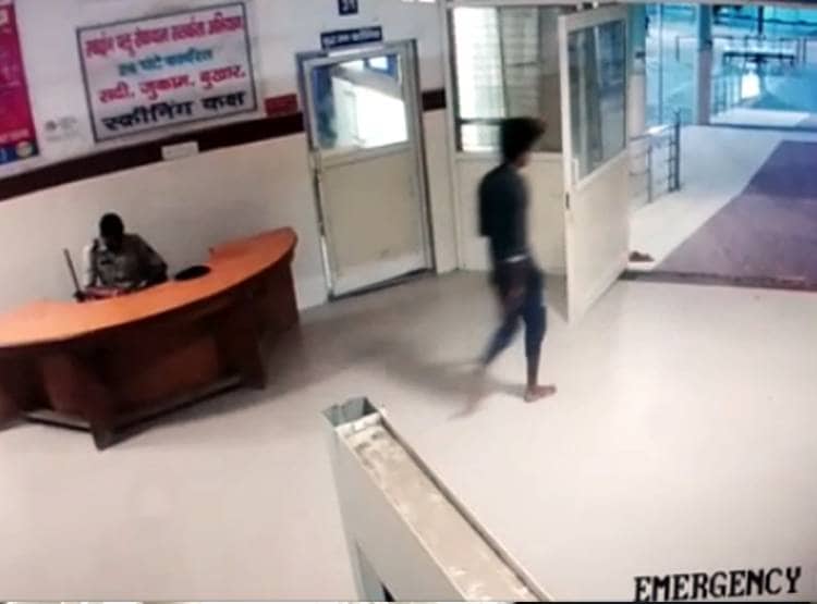 हथकड़ी में से हाथ निकालकर फरार कैदी, सीसीटीवी में कैद हुआ वाकया