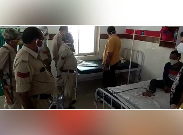 हथकड़ी में से हाथ निकालकर फरार कैदी, सीसीटीवी में कैद हुआ वाकया