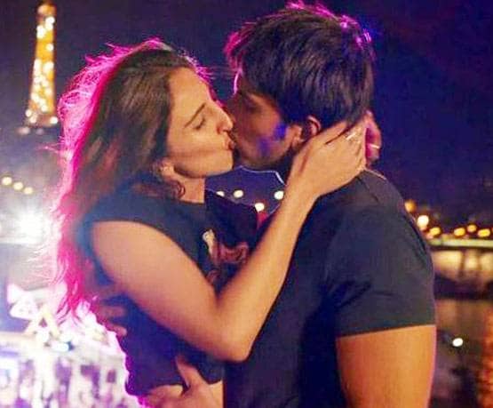 चर्चा में रहे बॉलीवुड फिल्मों के किसिंग सीन्स, कोराेना काल ने लगाया ब्रेक?