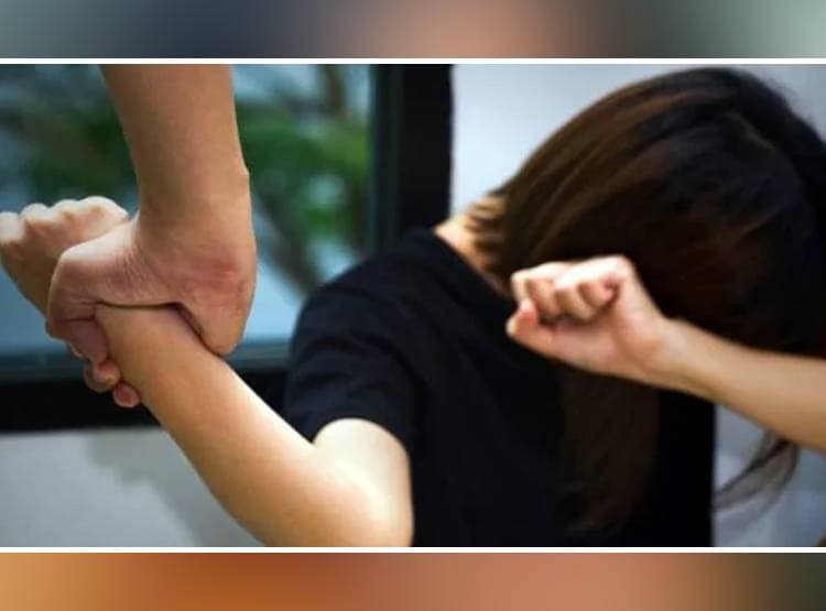 पूर्व कलेक्टर पर लगा चेंबर में रेप का आरोप, अश्लील चैट के दिए सबूत