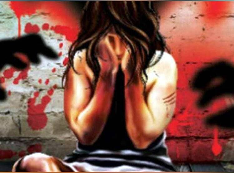 पूर्व कलेक्टर पर लगा चेंबर में रेप का आरोप, अश्लील चैट के दिए सबूत