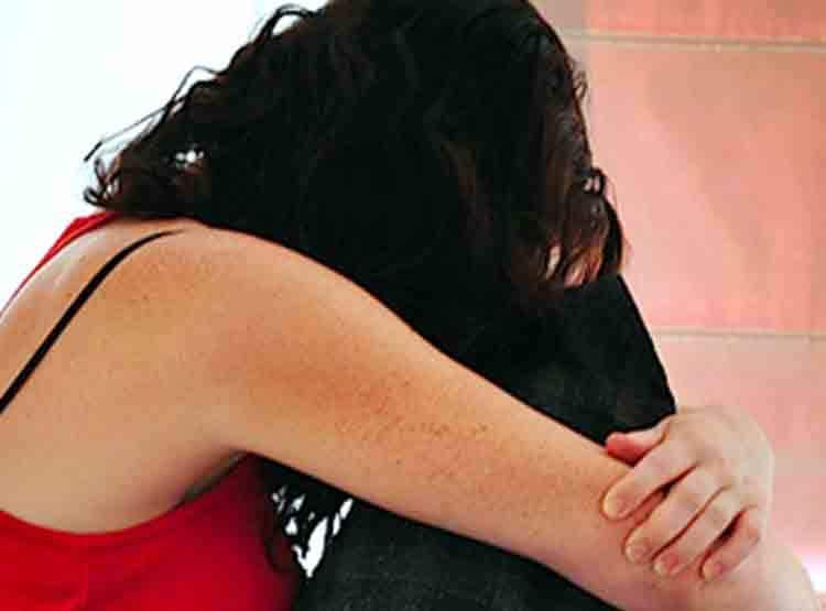 पूर्व कलेक्टर पर लगा चेंबर में रेप का आरोप, अश्लील चैट के दिए सबूत