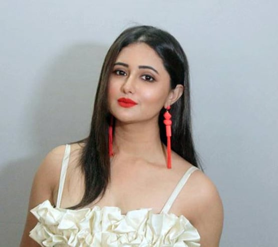 नागिन 4 के सेट पर पीली साड़ी में नजर आईं निया शर्मा, फोटोज Viral