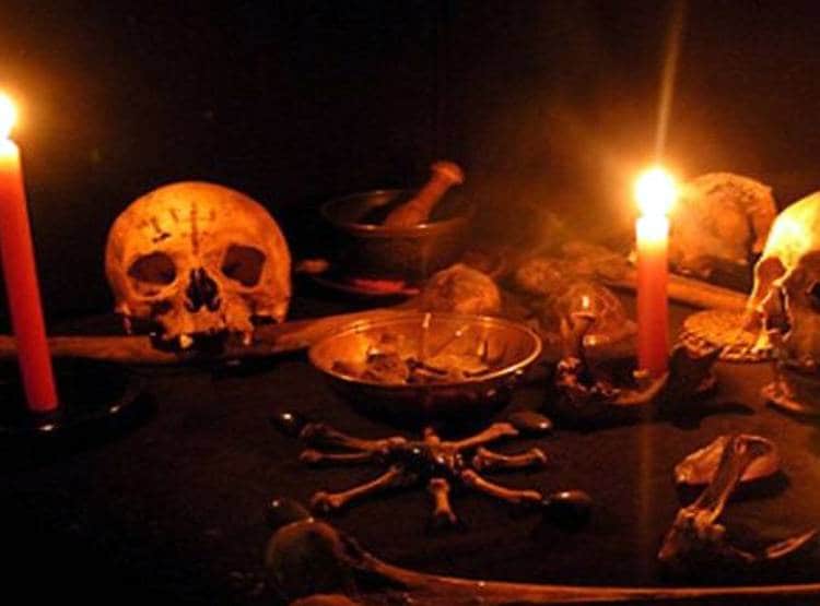 हाथ चूमकर 'इलाज' करने वाले बाबा की कोरोना से मौत, 29 भक्त भी पॉजिटिव