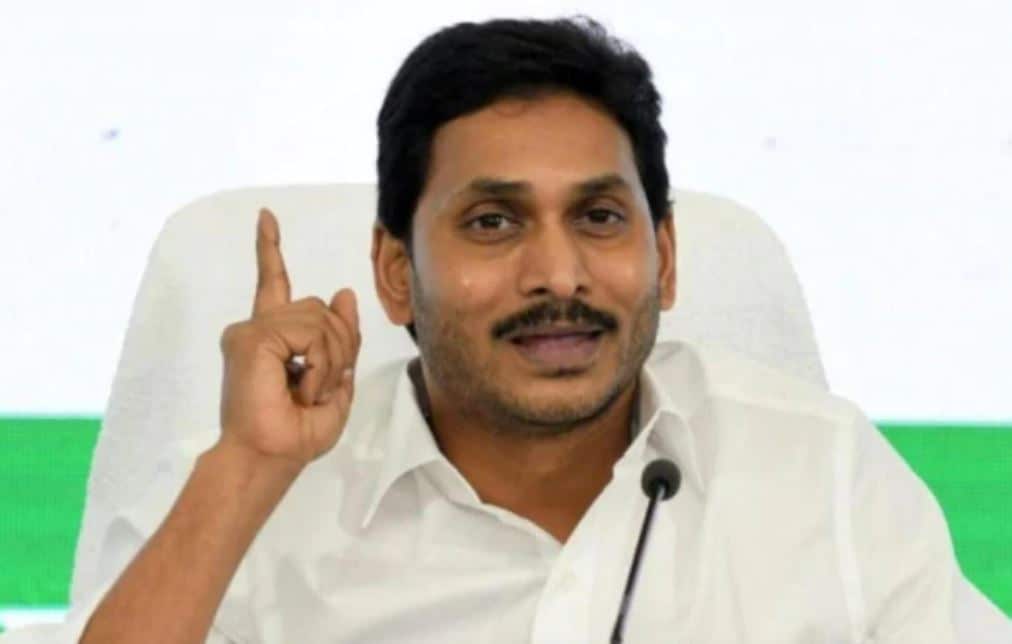 JCB से कोरोना पीड़ितों का शव ले गए श्मशान, भड़के सीएम, दो अधिकारी सस्पेंड