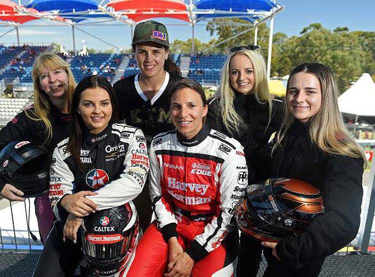 गरीबी के चलते रेसिंग ड्राइवर बनी पॉर्न स्टार, अब कमा रही लाखों रुपए