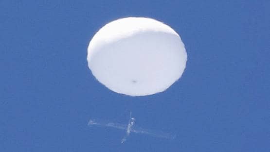 जापान के आसमान में दिखा रहस्यमयी सफेद गुब्बारा, लोग बोले- एलियन शिप