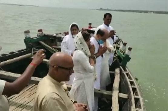 गंगा में प्रवाहित की गईं सुशांत की अस्थियां, शोक में डूबा दिखा परिवार