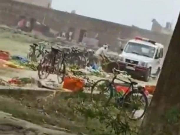 दबंग दारोगा ने कुचली सब्जियां, पुलिस अफसर ने किसानों से मांगी माफी