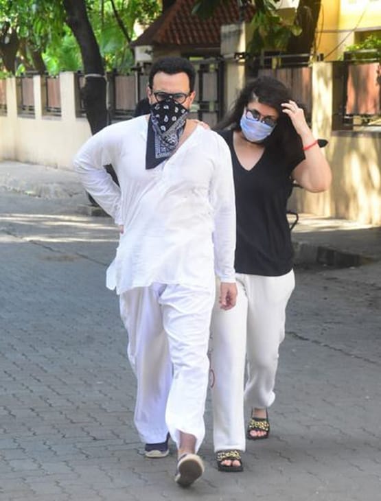 मास्क लगाकर सैफ-करीना संग घूमने निकले तैमूर, देखें तस्वीरें