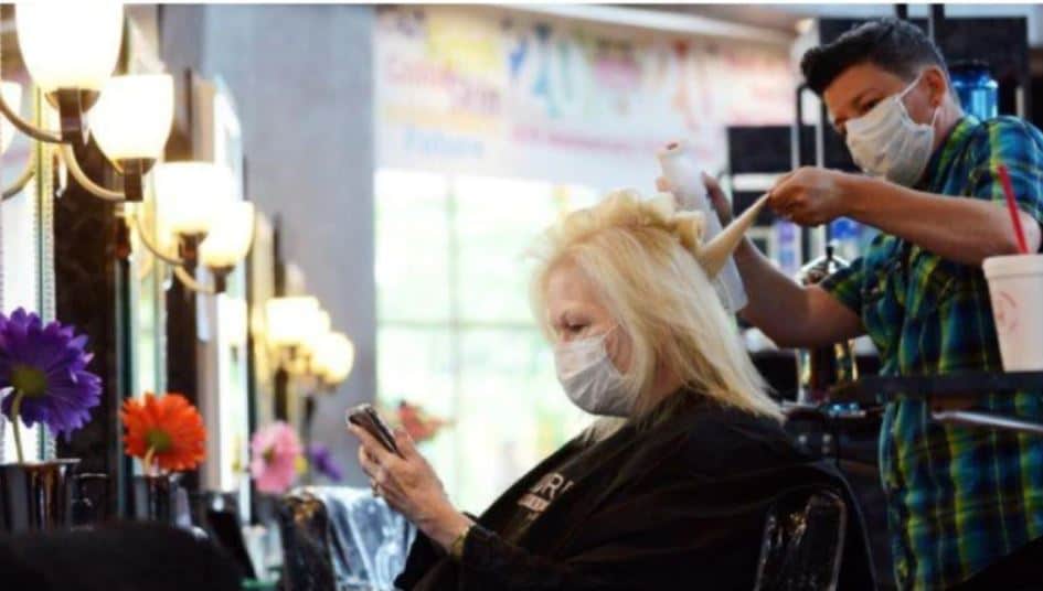 लॉकडाउन के बाद खुला सैलून, सोने की कैंची से काटे ग्राहक के बाल