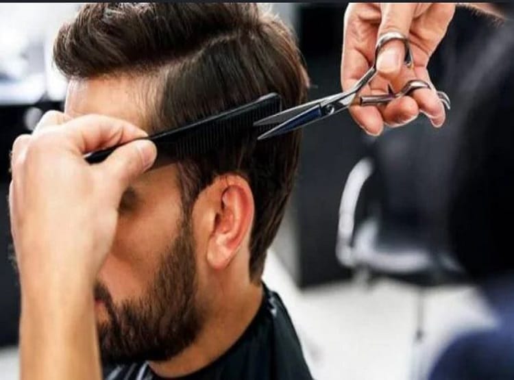 लॉकडाउन के बाद खुला सैलून, सोने की कैंची से काटे ग्राहक के बाल