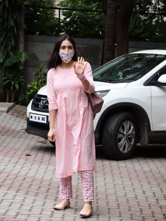 लंबे समय बाद स्पॉट हुए सेलेब्स, सारा ने अपने खास अंदाज में किया नमस्ते