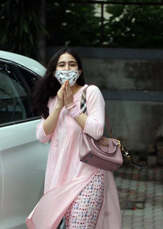 लंबे समय बाद स्पॉट हुए सेलेब्स, सारा ने अपने खास अंदाज में किया नमस्ते