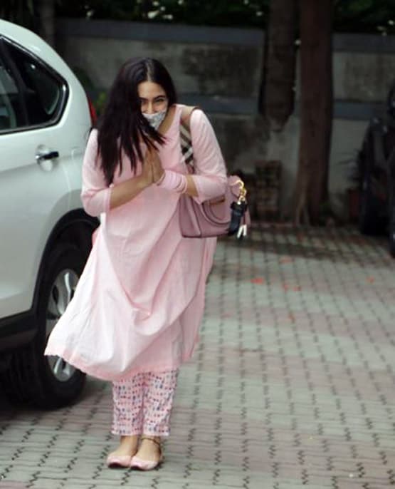 लंबे समय बाद स्पॉट हुए सेलेब्स, सारा ने अपने खास अंदाज में किया नमस्ते