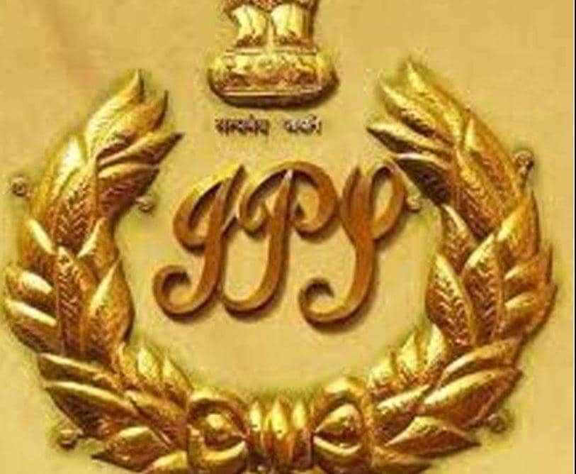 नौकरी के आखिरी दिन दफ्तर के फर्श पर सोए IPS अधिकारी, तस्वीर वायरल