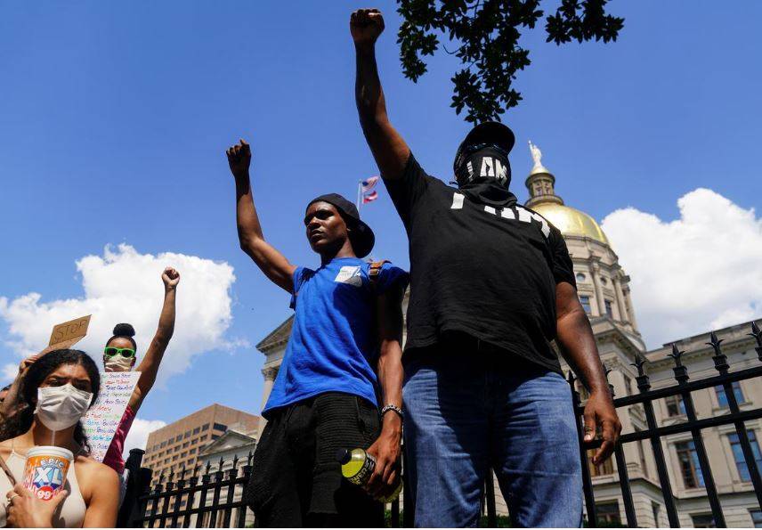 एक और अश्वेत को पुलिस ने मारी गोली, अमेरिका में भारी हिंसक प्रदर्शन