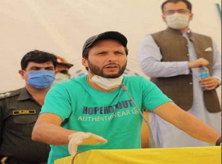 जरूरतमंदों के बीच जाकर सामान बांट रहे थे आफरीदी, अब हुआ कोरोना संक्रमण