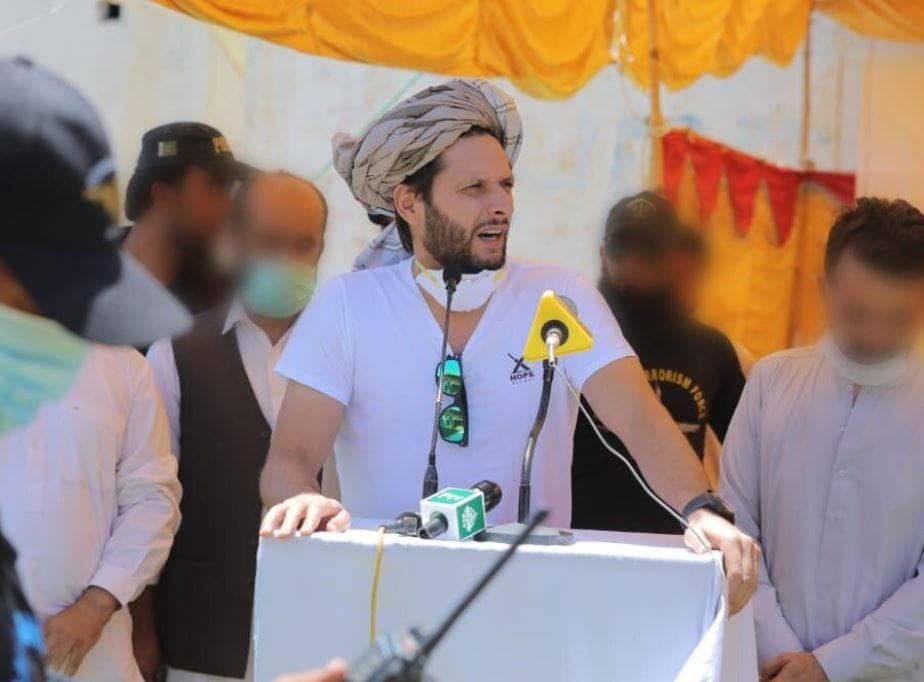 जरूरतमंदों के बीच जाकर सामान बांट रहे थे आफरीदी, अब हुआ कोरोना संक्रमण