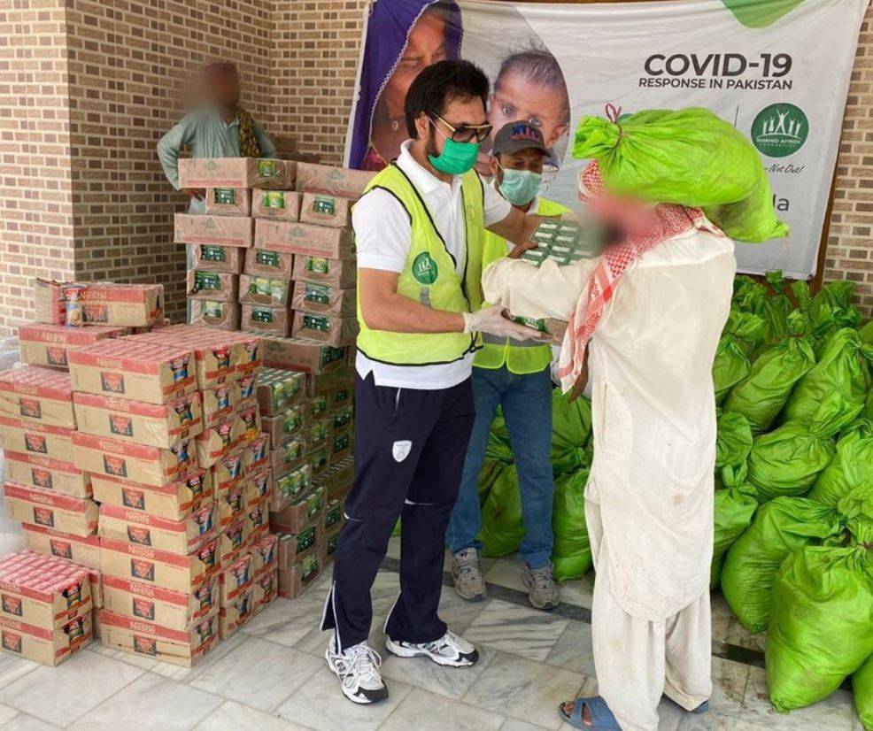 जरूरतमंदों के बीच जाकर सामान बांट रहे थे आफरीदी, अब हुआ कोरोना संक्रमण