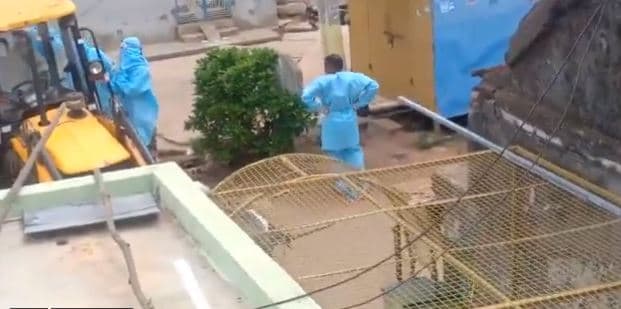 JCB से कोरोना पीड़ितों का शव ले गए श्मशान, भड़के सीएम, दो अधिकारी सस्पेंड