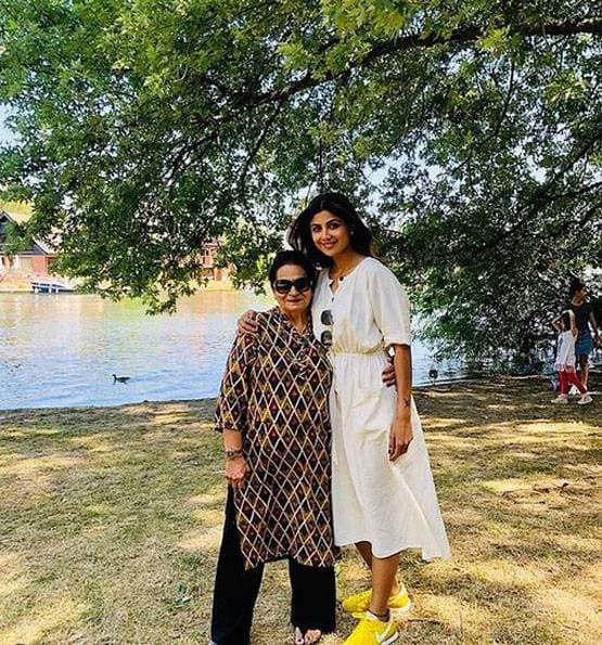 लॉकडाउन में घर में ही मनाया शिल्पा शेट्टी ने बर्थडे, सामने आईं फोटोज