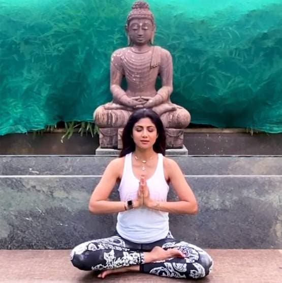 बॉलीवुड स्टार्स इस तरह मना रहे योग दिवस, फैमिली भी हुई शामिल