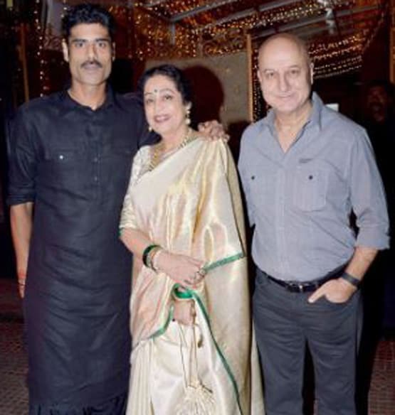 मनीषा कोईराला ही नहीं, इन स्टार्स के परिवार का भी रहा राजनीति से नाता