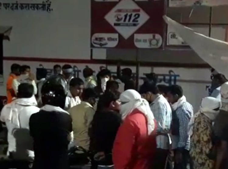 खेत में था नाग-नागिन का जोड़ा, देखने के लिए दो गांवों में खूनी संघर्ष