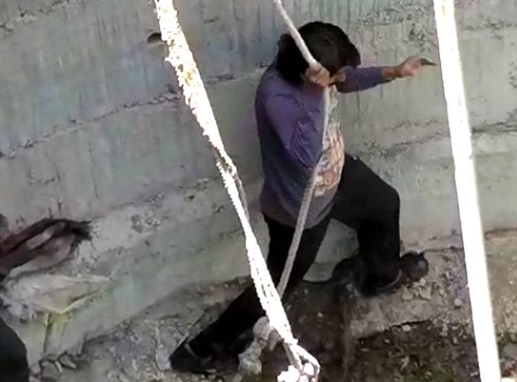 तैरना नहीं जानता था सर्पमित्र, सांप को बचाने 70 फीट गहरेे कुएं में उतरा