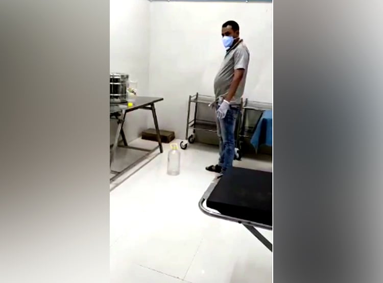 ऑपरेशन थिएटर में निकला जहरीला सांप, सर्जरी की तैयारी कर रहे डॉक्टर भागे