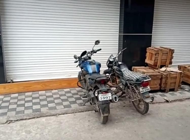 सीट के नीचे घुसा था कोबरा सांप, 20 किमी तक चलाते रहे बाइक, फिर...