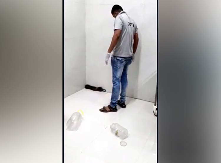 ऑपरेशन थिएटर में निकला जहरीला सांप, सर्जरी की तैयारी कर रहे डॉक्टर भागे