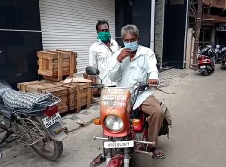 सीट के नीचे घुसा था कोबरा सांप, 20 किमी तक चलाते रहे बाइक, फिर...