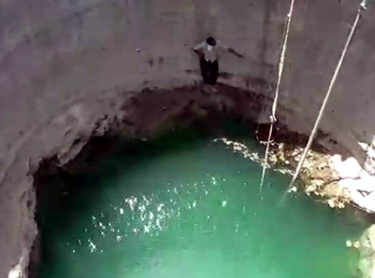 तैरना नहीं जानता था सर्पमित्र, सांप को बचाने 70 फीट गहरेे कुएं में उतरा