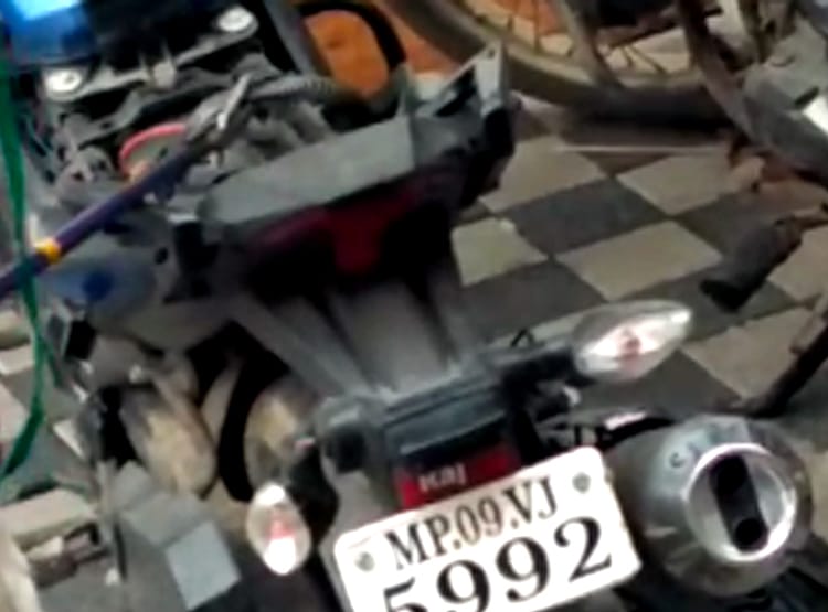 सीट के नीचे घुसा था कोबरा सांप, 20 किमी तक चलाते रहे बाइक, फिर...