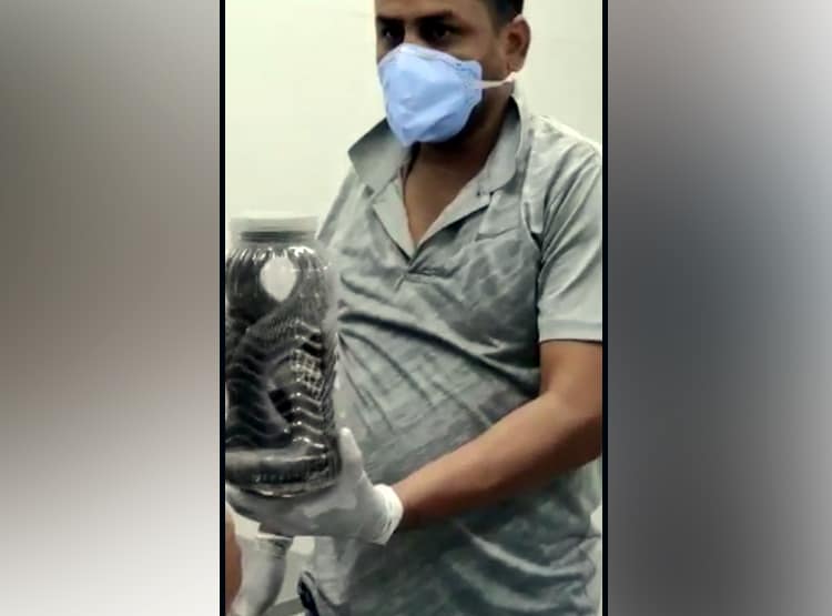 ऑपरेशन थिएटर में निकला जहरीला सांप, सर्जरी की तैयारी कर रहे डॉक्टर भागे