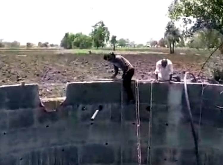 तैरना नहीं जानता था सर्पमित्र, सांप को बचाने 70 फीट गहरेे कुएं में उतरा