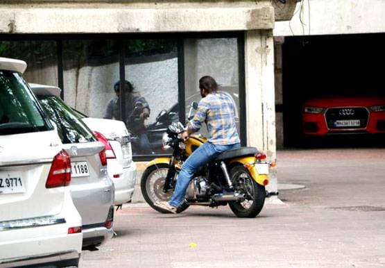 PHOTOS: मास्क लगाकर निकले अन‍िल कपूर, ग्रॉसरी शॉपिंग पर अदा शर्मा