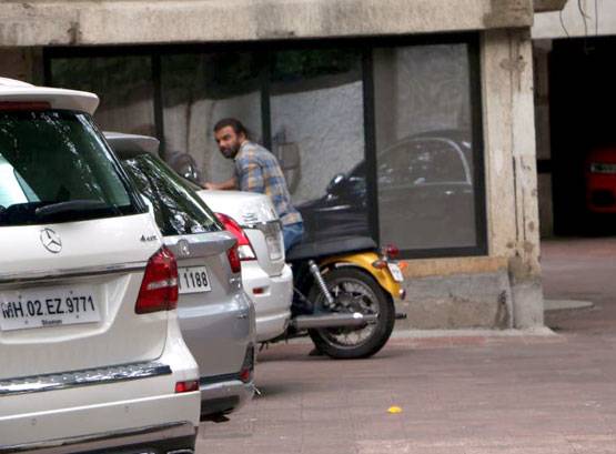 PHOTOS: मास्क लगाकर निकले अन‍िल कपूर, ग्रॉसरी शॉपिंग पर अदा शर्मा