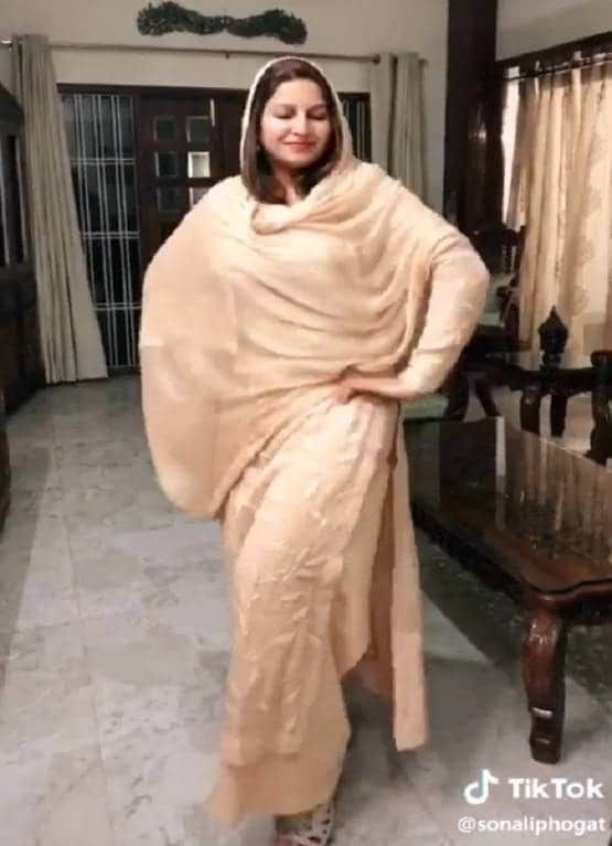 TikTok स्टार हैं चप्पल चलाने वाली सोनाली फोगाट, वायरल हो चुके वीडियो