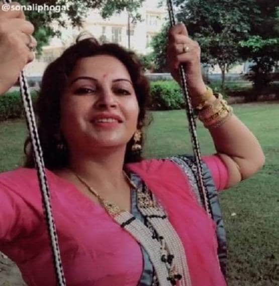 TikTok स्टार हैं चप्पल चलाने वाली सोनाली फोगाट, वायरल हो चुके वीडियो