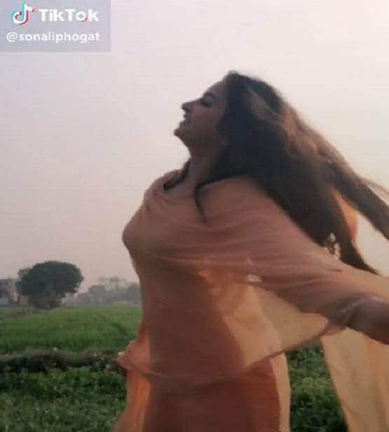 TikTok स्टार हैं चप्पल चलाने वाली सोनाली फोगाट, वायरल हो चुके वीडियो