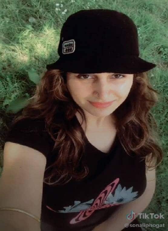 TikTok स्टार हैं चप्पल चलाने वाली सोनाली फोगाट, वायरल हो चुके वीडियो