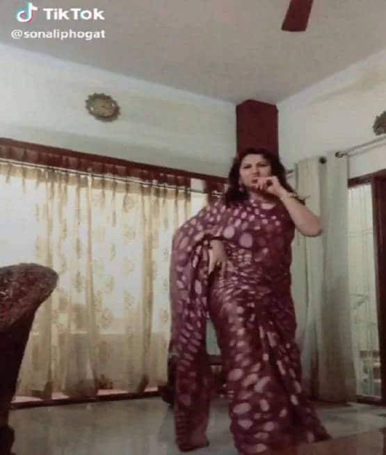 TikTok स्टार हैं चप्पल चलाने वाली सोनाली फोगाट, वायरल हो चुके वीडियो