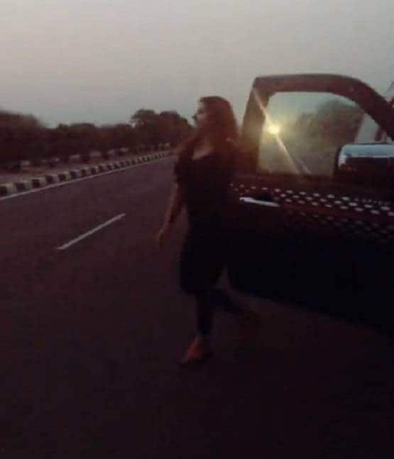 TikTok स्टार हैं चप्पल चलाने वाली सोनाली फोगाट, वायरल हो चुके वीडियो