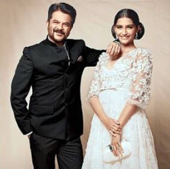 फादर्स डे पर यूं पुरानी यादें ताजा कर रहे बॉलीवुड सेलेब्स, Photos