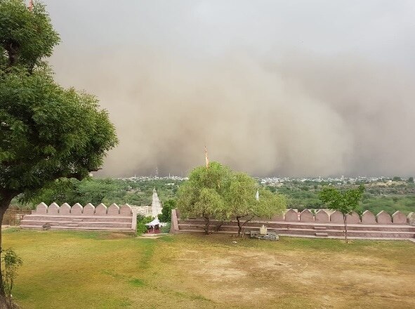 इस शहर में अचानक दिन में छाया अंधेरा, फिर आया धूल का बवंडर