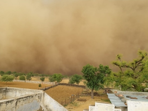 इस शहर में अचानक दिन में छाया अंधेरा, फिर आया धूल का बवंडर